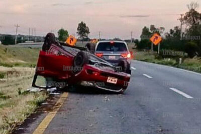 Volcadura deja a una mujer lesionada en Fresnillo este domingo