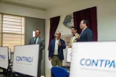 Empresa dona software y equipos a estudiantes universitarios