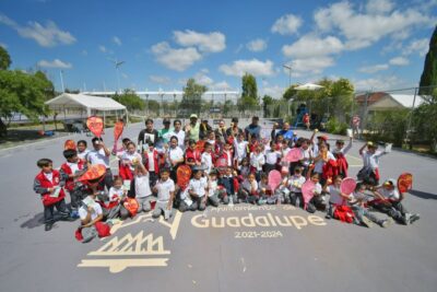 Con clases de tenis gratuitas impulsa Guadalupe a niñas, niños y jóvenes al deporte