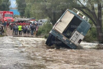 Camión de pasajeros casi acaba volcado en el cause del río en Fresnillo