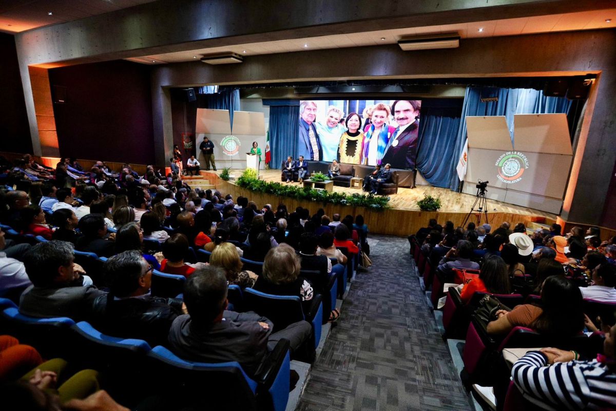 Amalia García rinde informe legislativo con enfoque social.