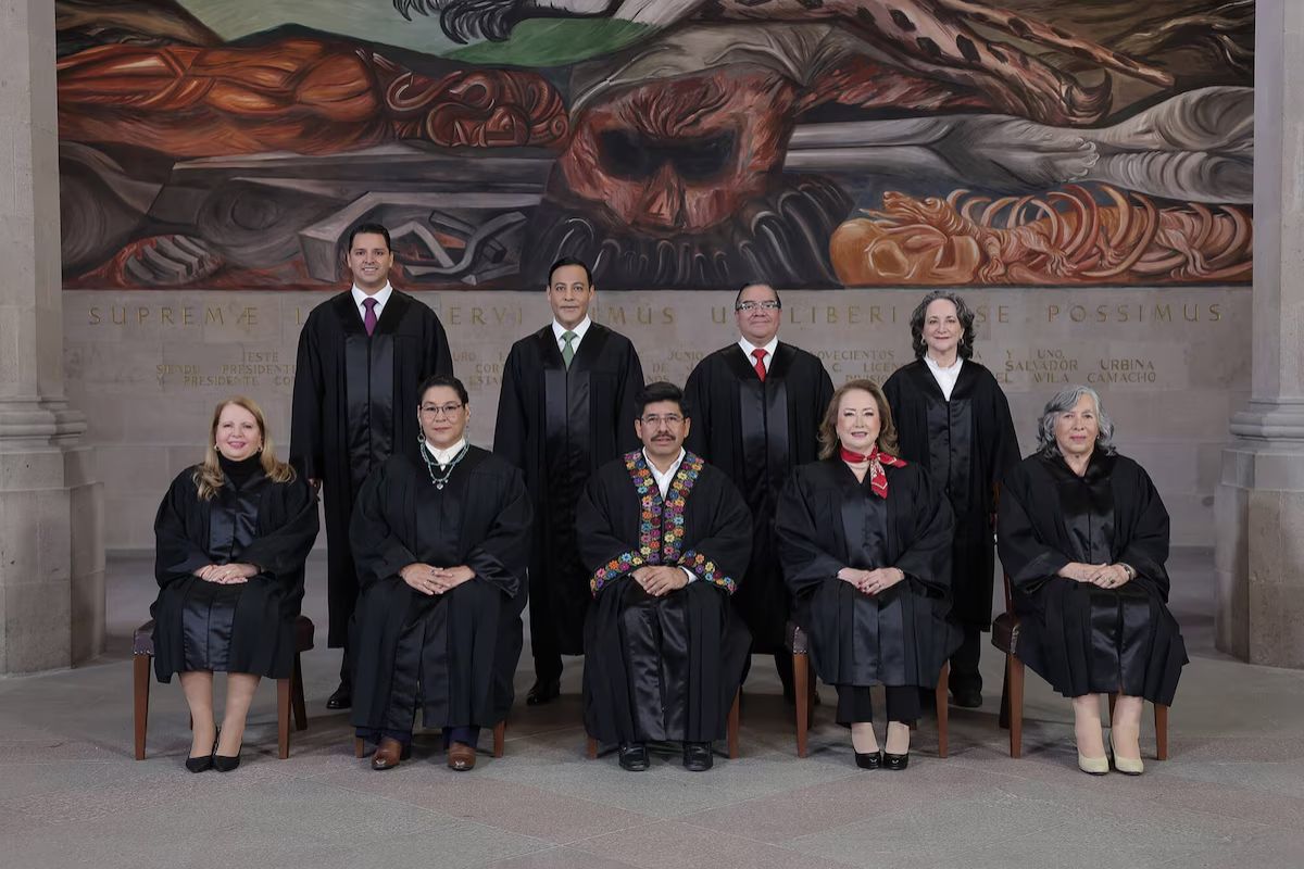 Integrantes de pueblos originarios acompañan a los nuevos ministros de la Suprema Corte en ceremonia.