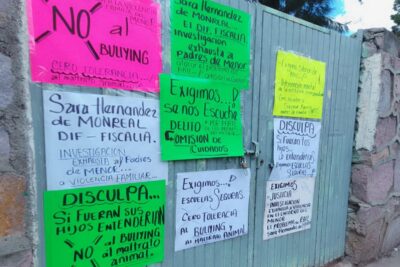 Padres bloquean vialidad por caso de acoso escolar