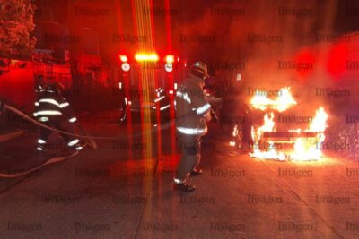 Se incendia vehículo en la colonia Las Arboledas de Fresnillo