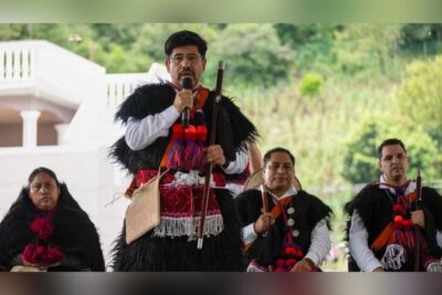 Integrantes de pueblos originarios acompañan a los nuevos ministros de la Suprema Corte en ceremonia