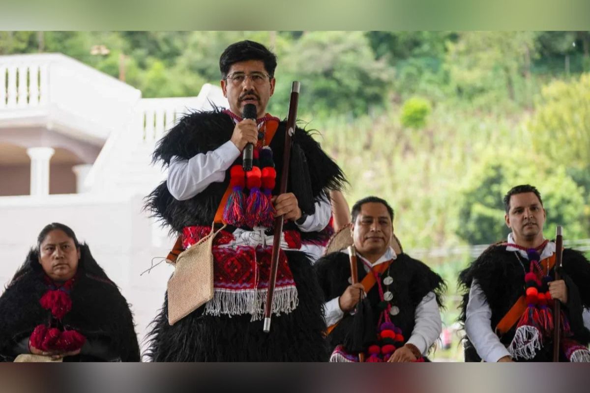 Integrantes de pueblos originarios acompañan a los nuevos ministros de la Suprema Corte en ceremonia