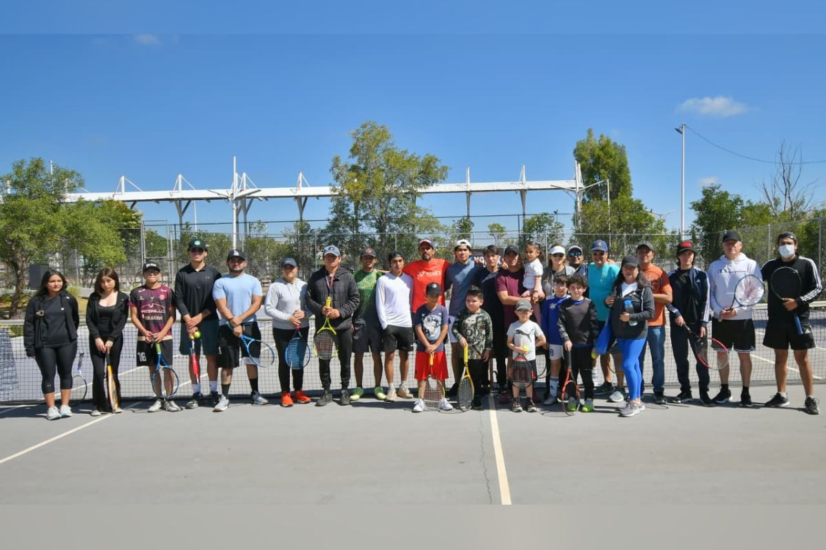 Con clases de tenis gratuitas impulsa Guadalupe a niñas, niños y jóvenes al deporte.