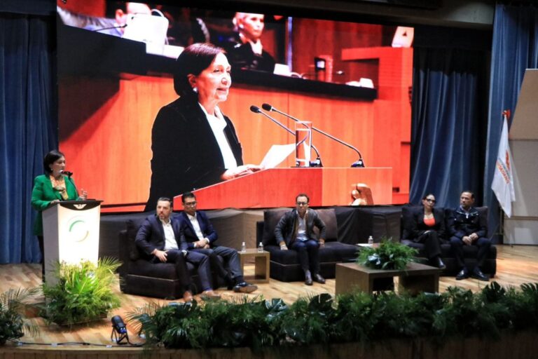 Amalia García rinde informe legislativo con enfoque social