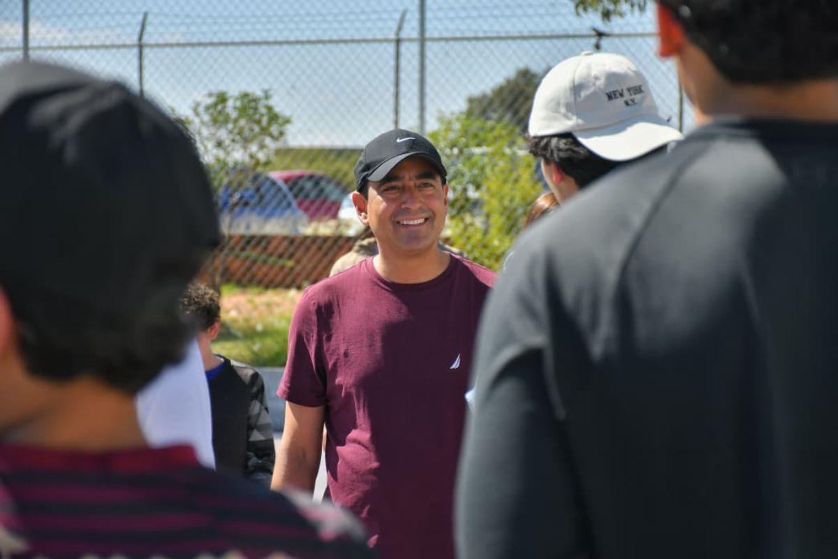Con clases de tenis gratuitas impulsa Guadalupe a niñas, niños y jóvenes al deporte.