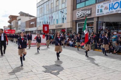 Conmemoran 215 Aniversario de la Independencia de México con tradicional desfile
