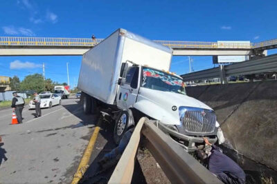 Accidente vial en la carretera federal 45 deja solo daños materiales