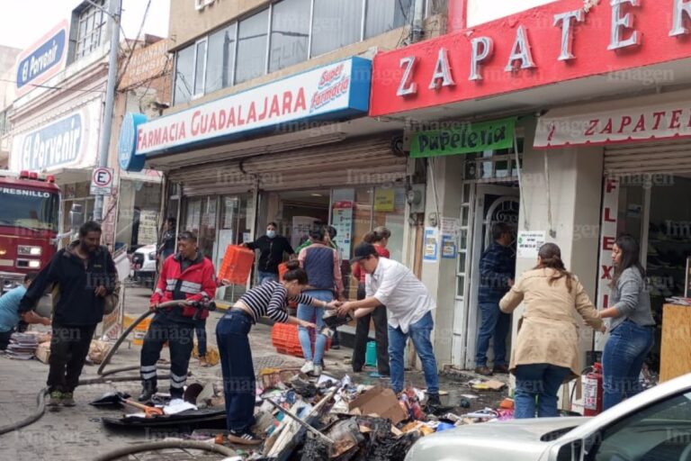 Se reporta incendio en la calle Morelos de la zona Centro de Fresnillo
