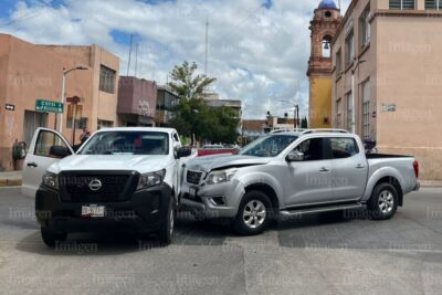 Dos camionetas protagonizan accidente en la zona Centro de Fresnillo