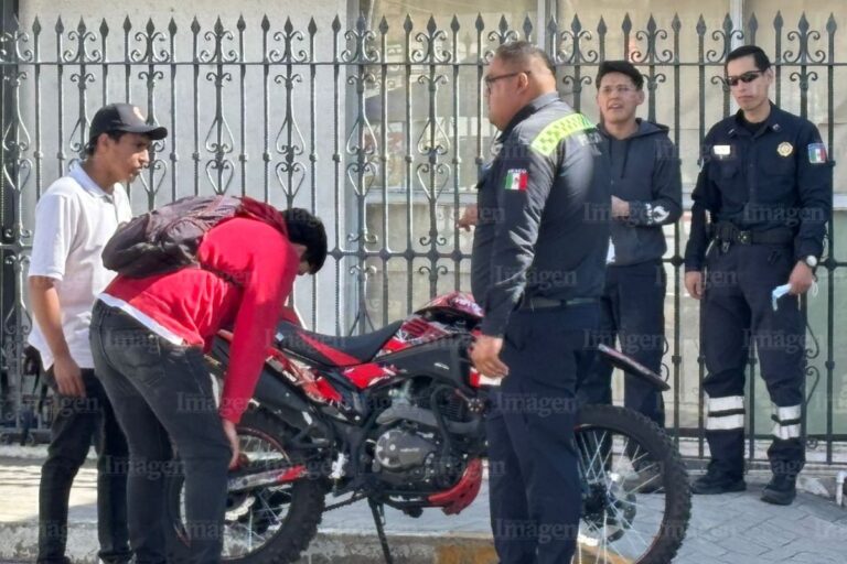 Joven motociclista choca con camioneta entre las calles Ébano y Francisco García Salinas de Fresnillo