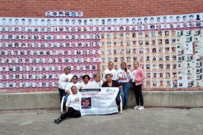 Visibilizan fichas de desaparecidos en la plaza Bicentenario