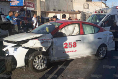 Camioneta impacta a un taxi en Fresnillo y conductor huye del lugar