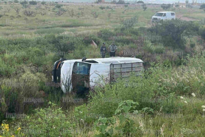 Vagoneta vuelca en la carretera federal 45 cerca a la comunidad San Isidro