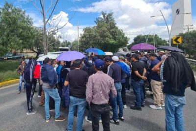 Maestros bloquean bulevar por incumplimiento de plazas vacantes en Zacatecas