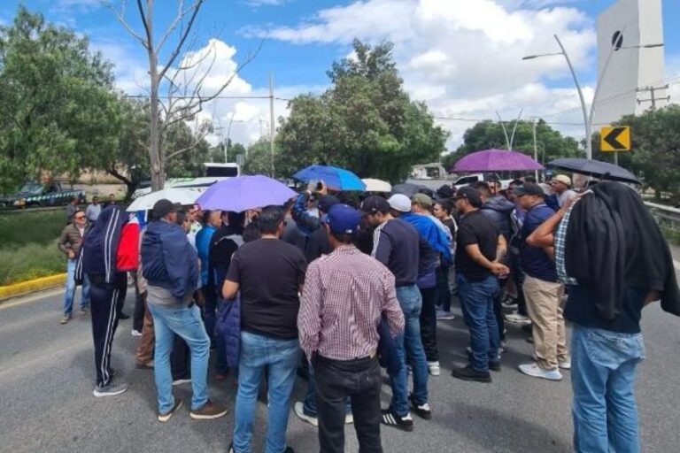 Maestros bloquean bulevar por incumplimiento de plazas vacantes en Zacatecas