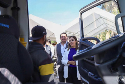 Javier Torres entrega más de 100 uniformes y parque vehicular