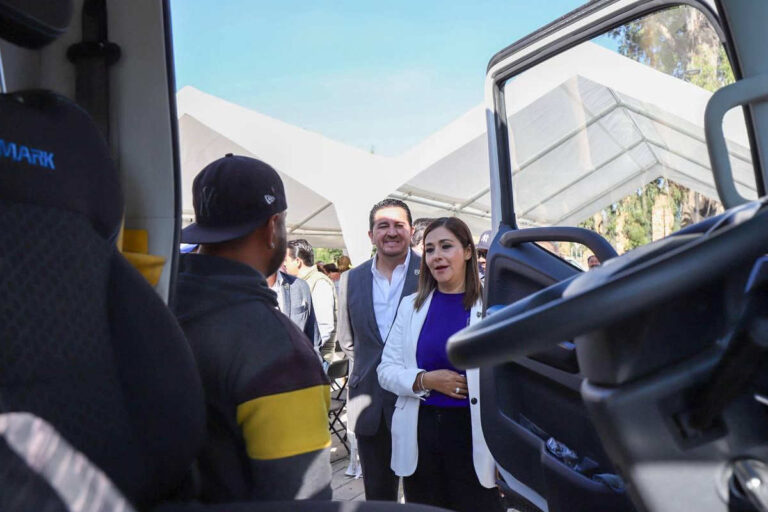 Javier Torres entrega más de 100 uniformes y parque vehicular