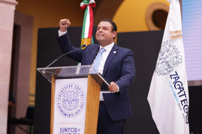 Miguel Varela rinde primer informe de labores; asiste Rodrigo Reyes