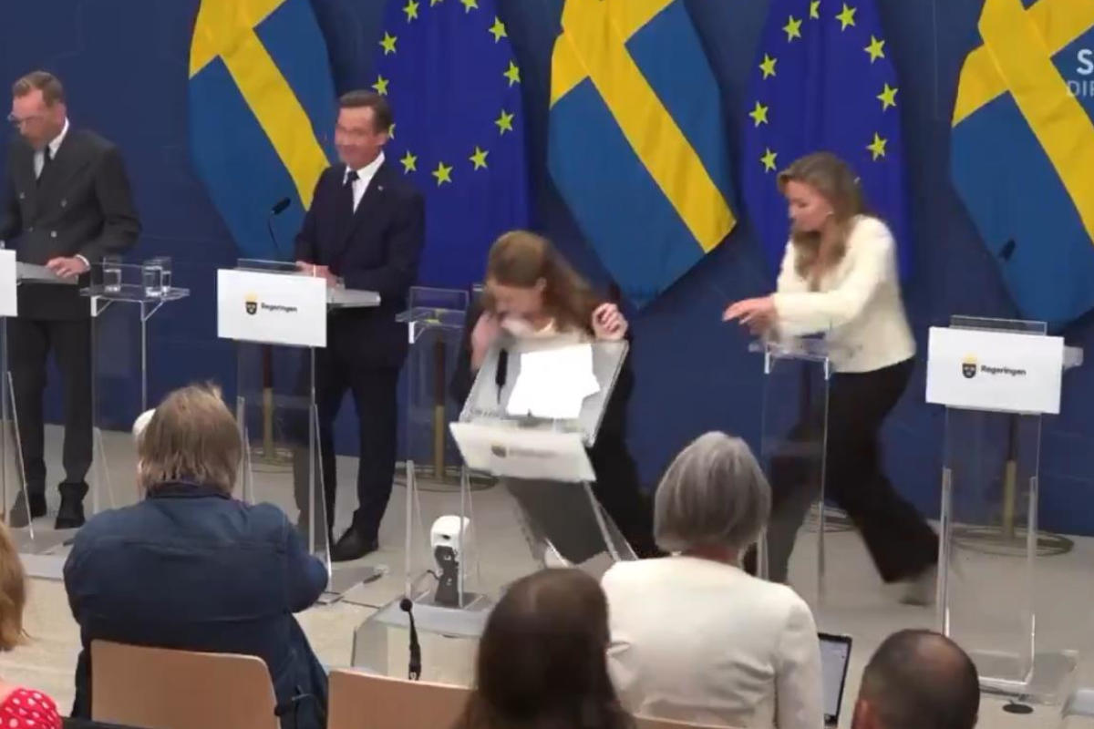 Video: Ministra sueca de Salud se desmaya en su toma de protesta