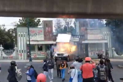 Video: Normalistas vandalizan Campo Militar por caso Ayotzinapa