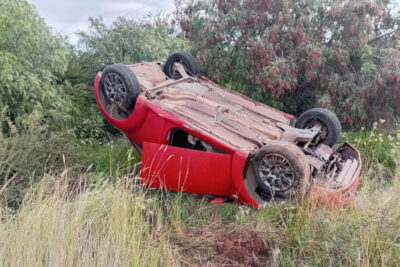 Mujer sufre aparatosa volcadura rumbo a Sauceda