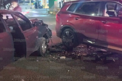 Vehículo choca a camioneta sobre el crucero de Paseo del Mineral en Fresnillo