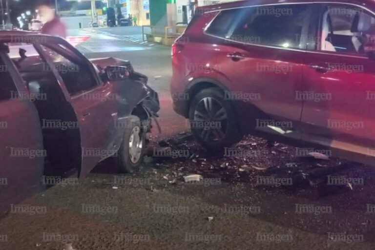 Vehículo choca a camioneta sobre el crucero de Paseo del Mineral en Fresnillo