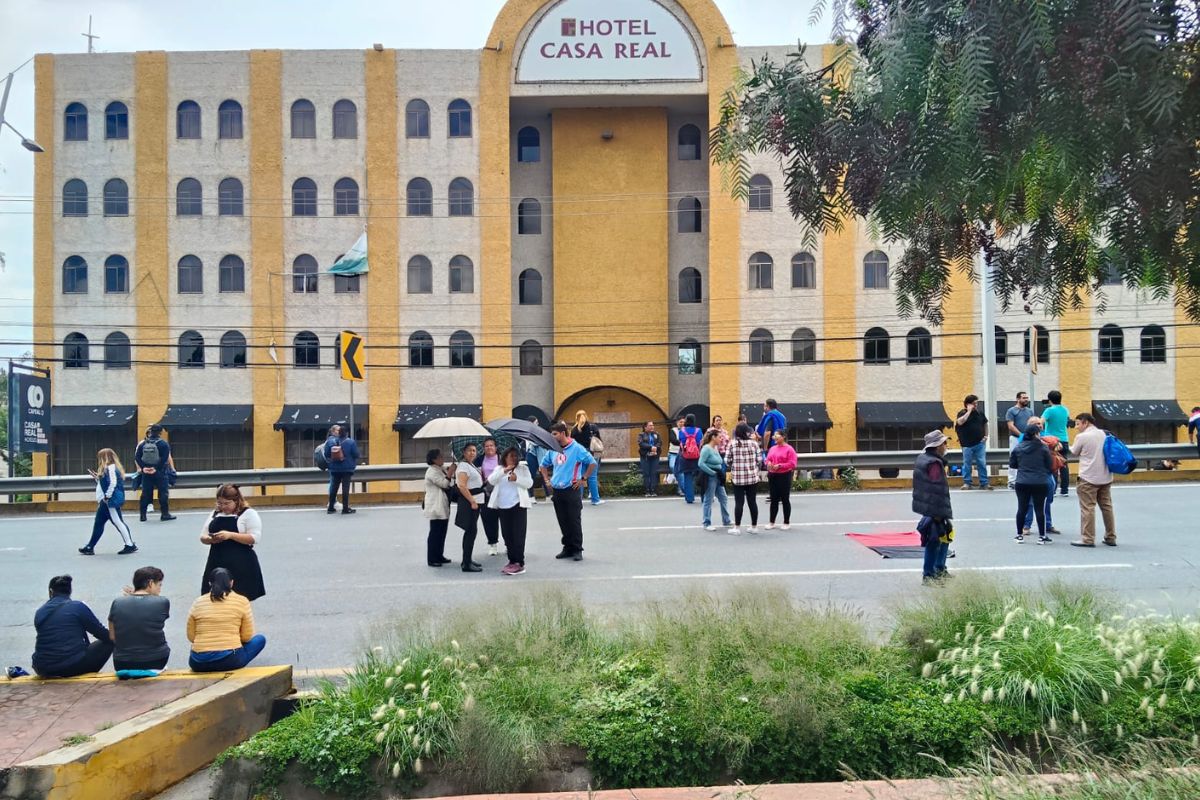 Se manifiestan los maestros de escuelas normales en el bulevar.