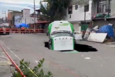 En Iztapalapa, un camión repartidor cae en un socavón