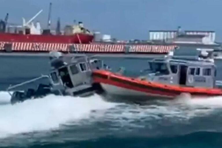 Dos embarcaciones colisionan en conmemoración de la Armada de México