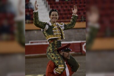 Cayó de pie en plazas mexicanas la torera española Miriam Cabas quien salió a hombros