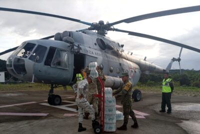 Defensa Nacional lleva comida en helicópteros a afectados por lluvias