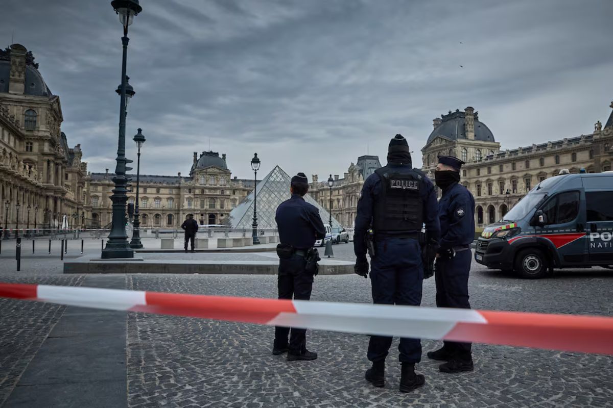 Encapuchados roban joyas de Napoleón del museo del Louvre