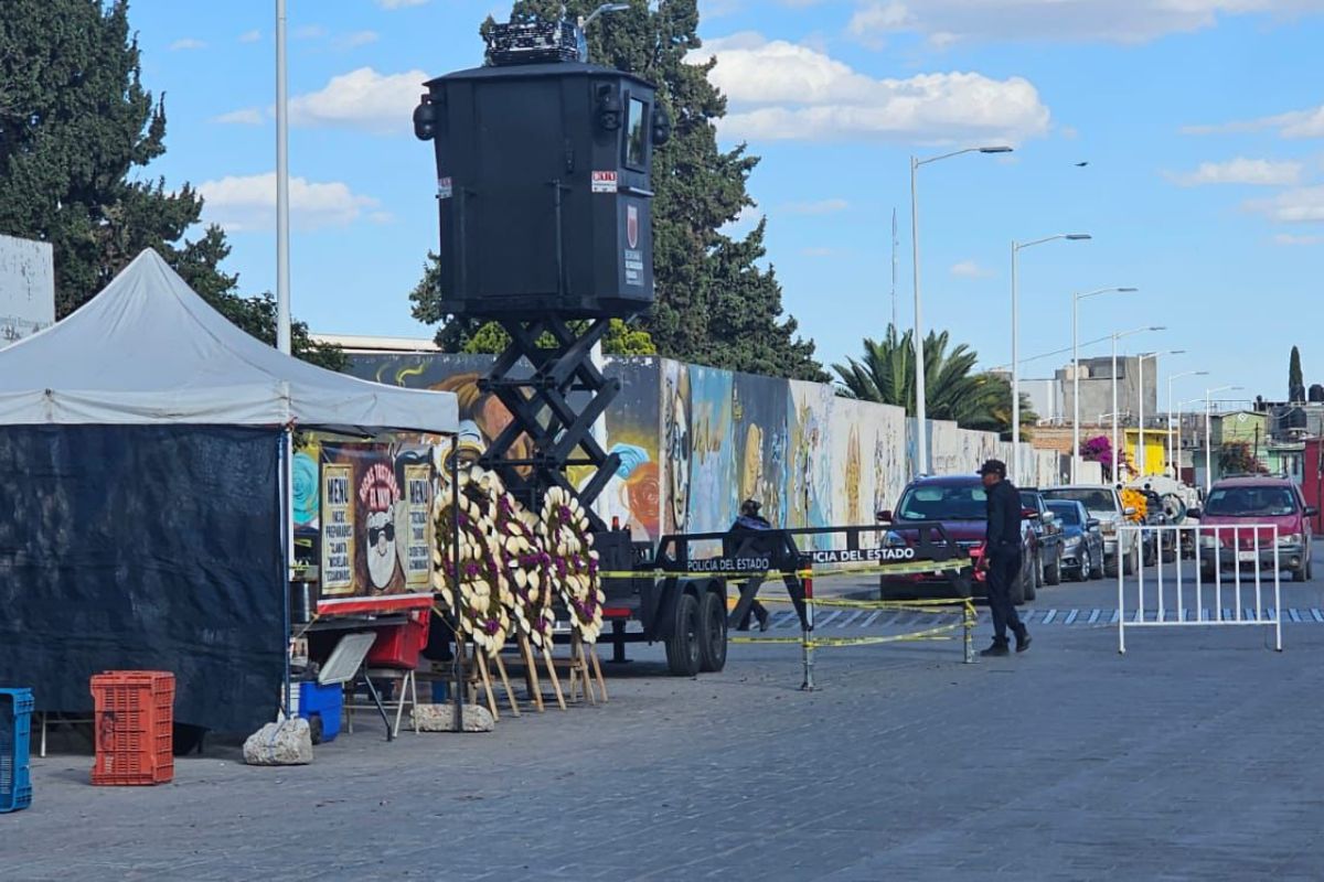 Instalan comercios a las afueras de los tres panteones en Fresnillo.