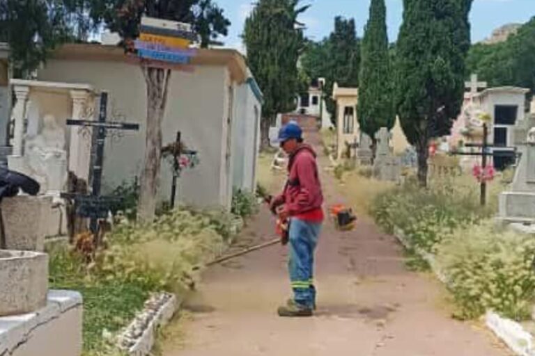 Preparan panteones municipales para recibir visitas en noviembre
