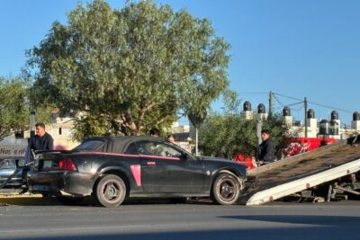Se registra accidente vial que deja daños materiales en el Mineral