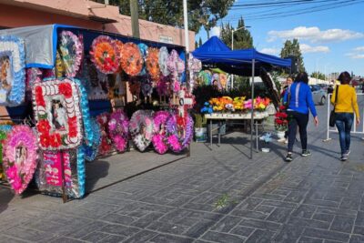 Instalan comercios a las afueras de los tres panteones en Fresnillo