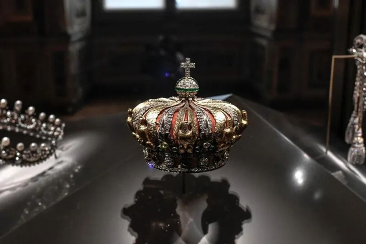 Encapuchados roban joyas de Napoleón del museo del Louvre