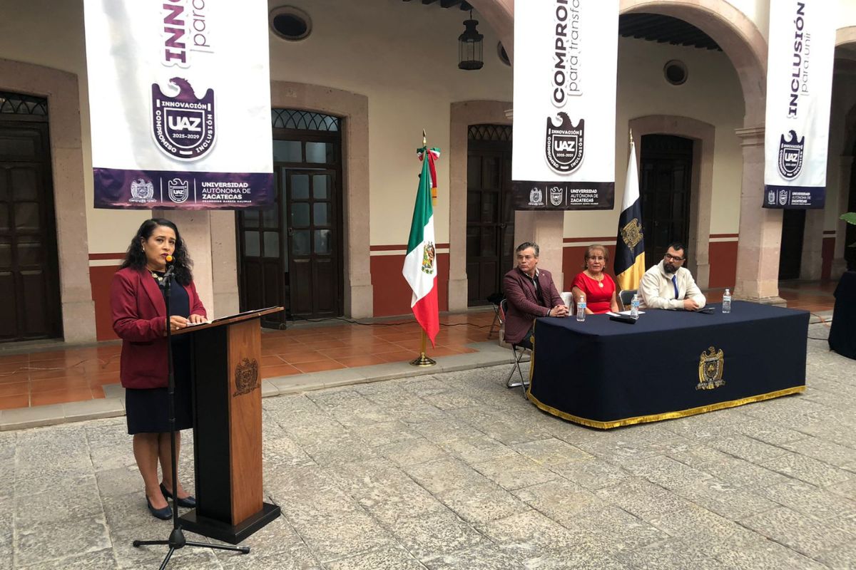 Reconocen a Emilia Recéndez por 50 años de excelencia académica.