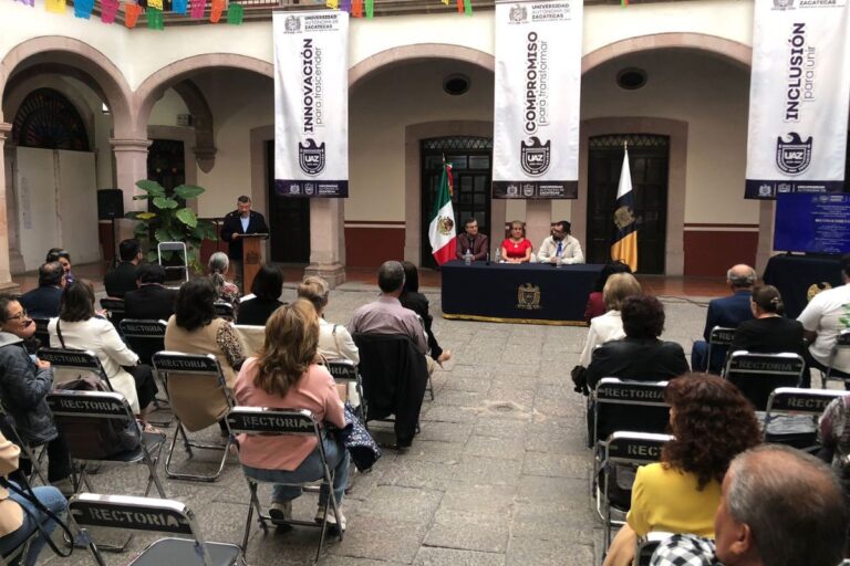 Reconocen a Emilia Recéndez por 50 años de excelencia académica