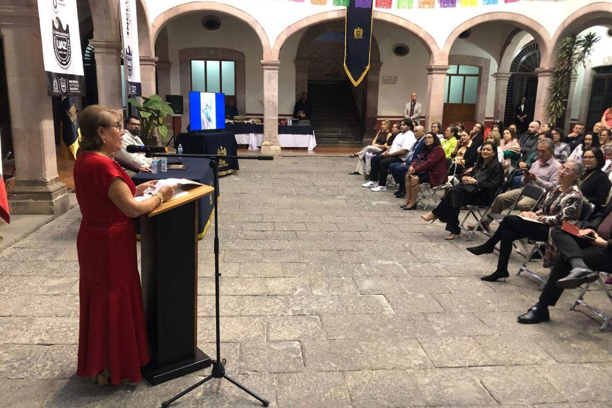 Reconocen a Emilia Recéndez por 50 años de excelencia académica.