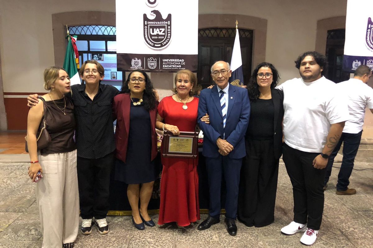 Reconocen a Emilia Recéndez por 50 años de excelencia académica.