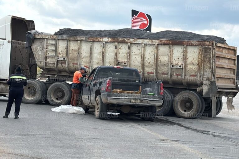 Conductor de camioneta choca contra tráiler rumbo a la comunidad Estación San José
