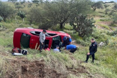 Familia originaria de Sombrerete se accidenta en Sain Alto