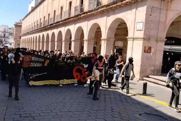 Estudiantes universitarios conmemoran 2 de octubre con protestas