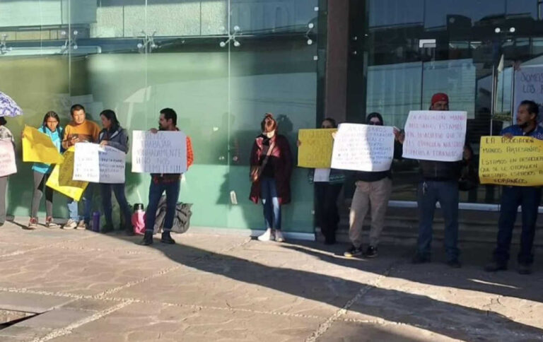 Artesanos toman presidencia de Zacatecas para denunciar corrupción